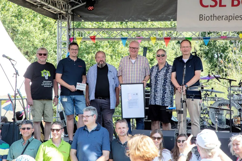 Auf der Bühne von links nach rechts:  Peter Becker (Vorstand der Elterninitiative für leukämie- und tumorkranke Kinder e.V. in Marburg), Bernd Rösser (Betriebsratsvorsitzender CSL Behring Marburg), Karl Kreh (Mitarbeiter der Elterninitiative für leukämie- und tumorkranke Kinder e.V. in Marburg), Dr. Thomas Schäfer (Hessischer Finanzminister), Craig Shelanskey (Geschäftsführer CSL Behring GmbH) und Dr. Lutz Bonacker (Geschäftsführer CSL Behring GmbH). Foto: Marius Krutschke Fotografie