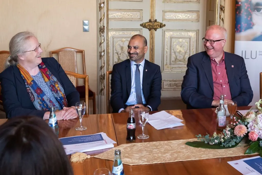 Freude über gesicherte Zukunft von Schloss Rauischholzhausen: Prof. Dr. Katharina Krause (Präsidentin der Philipps-Universität Marburg), Prof. Dr. Joybrato Mukherjee (Präsident der Justus-Liebig-Universität Gießen), Dr. Thomas Schäfer (Hessens Finanzminister). Foto: JLU-Pressestelle / Rolf K. Wegst