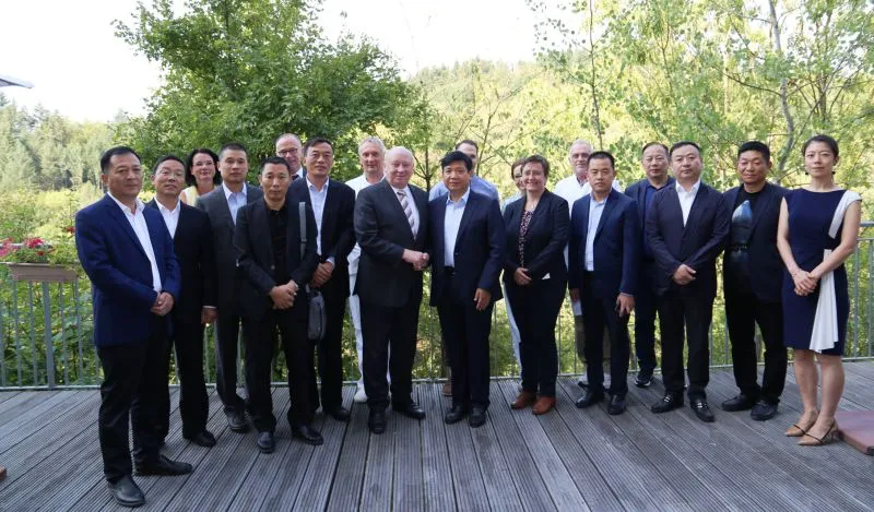Die Gruppe der chinesischen Delegation hat die Klinik Falkeneck in Braunfels besucht. (Foto: Lahn-Dill-Kliniken / Stefanie Mohr)