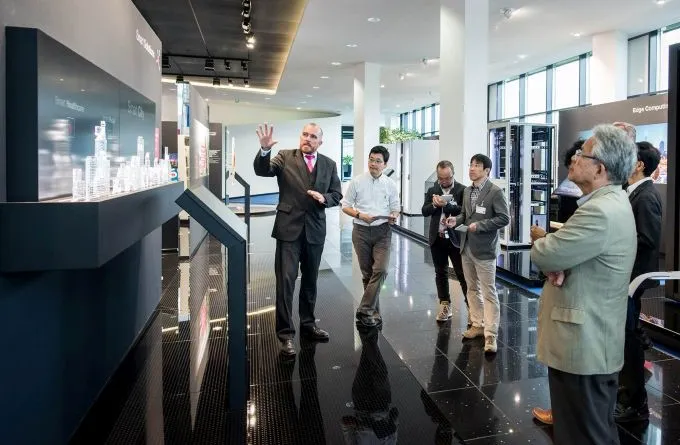 Thorsten Klaas, Director Business Development bei Rittal (3.v.r.), im Gespräch mit der Delegation im Rittal-Gebäude in Herborn. (Foto: Regionalmanagement Mittelhessen / Tilman Lochmüller)