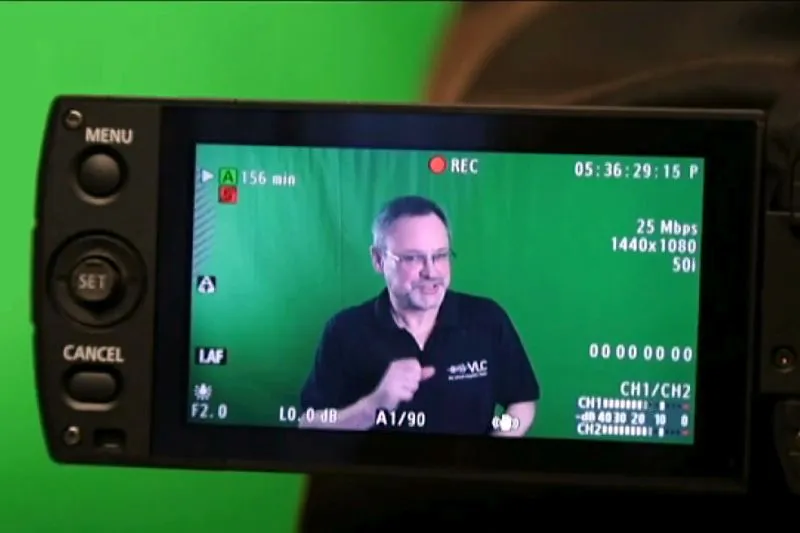 Das Foto zeigt eine Szene der Videoproduktion am Greenscreen. (Foto: Jürgen Handke)