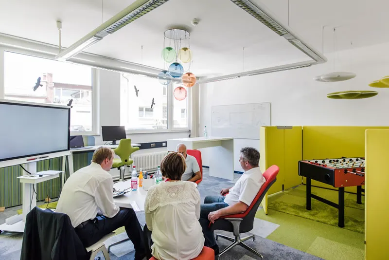 Besprechung in den Räumen von ab idee ok! (Foto: Regionalmanagement Mittelhessen / Tilman Lochmüller)