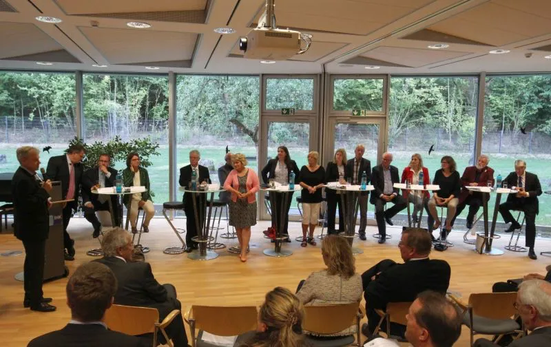 Begrüßung der 15 Kandidaten für die Landtagswahl und der Besucher durch IHK-Präsident Eberhard Flammer. (Foto: IHK Lahn-Dill/Kordesch)