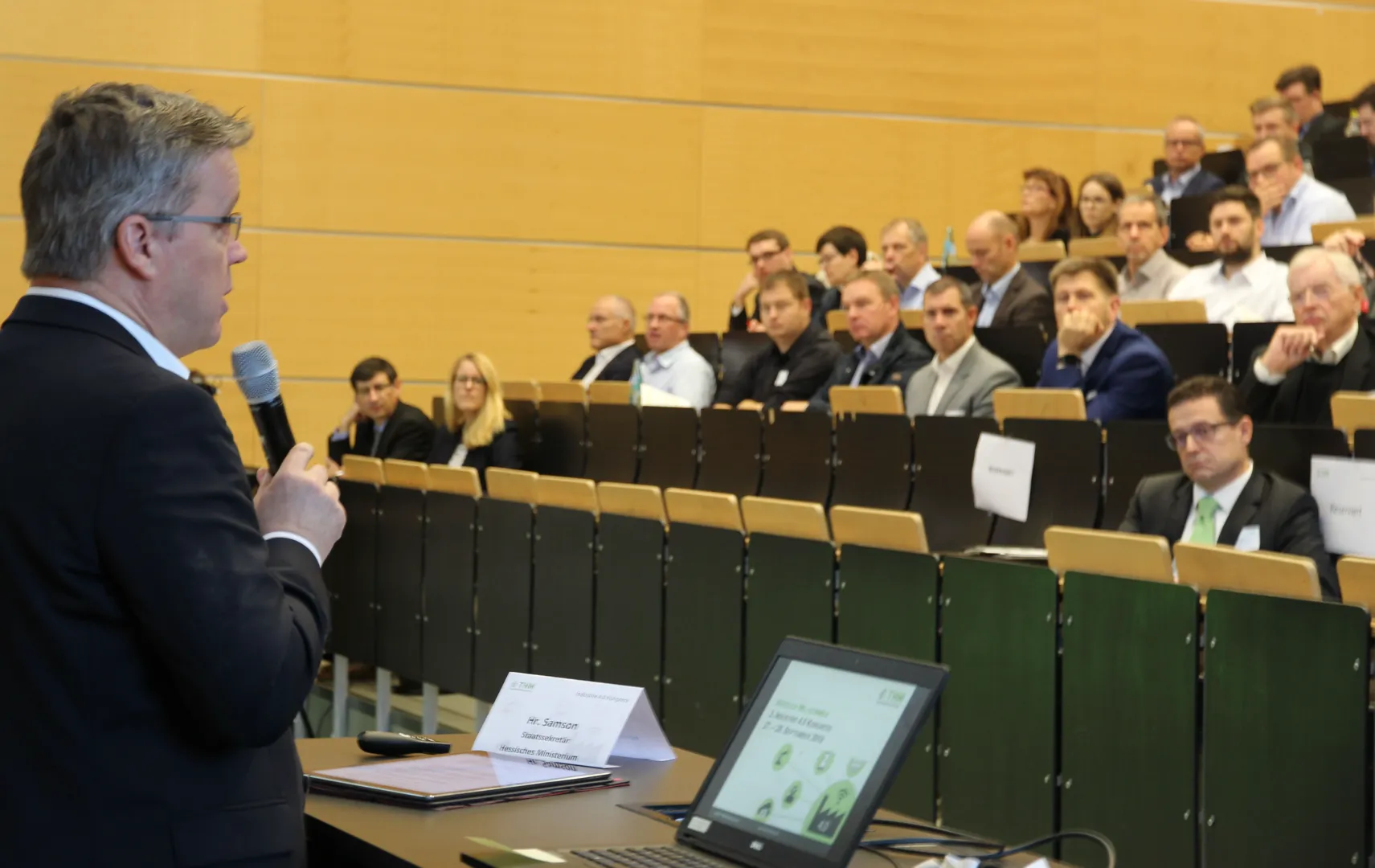 Mathias Samson, Staatssekretär im Hessischen Wirtschaftsministerium, sprach über die Bedeutung von Industrie 4.0 für die Wirtschaft in Hessen. (Foto: THM/ Armin Eikenberg) 