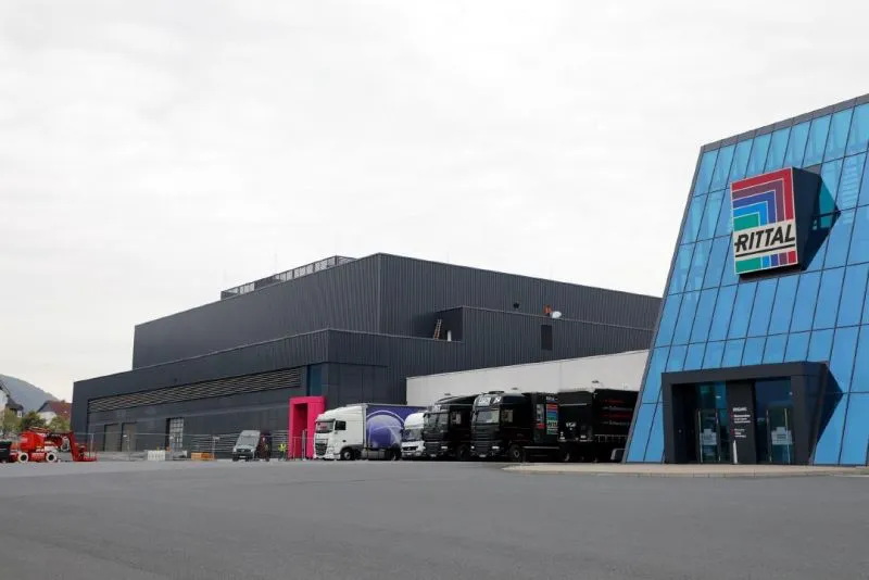 Hier und da steht noch ein einsamer Bauzaun auf dem Gelände des Rittal Werks Haiger. Aber nicht mehr lange: Nach und nach werden Bauzäune und Kräne abgebaut. (Foto: Rittal GmbH & Co. KG)