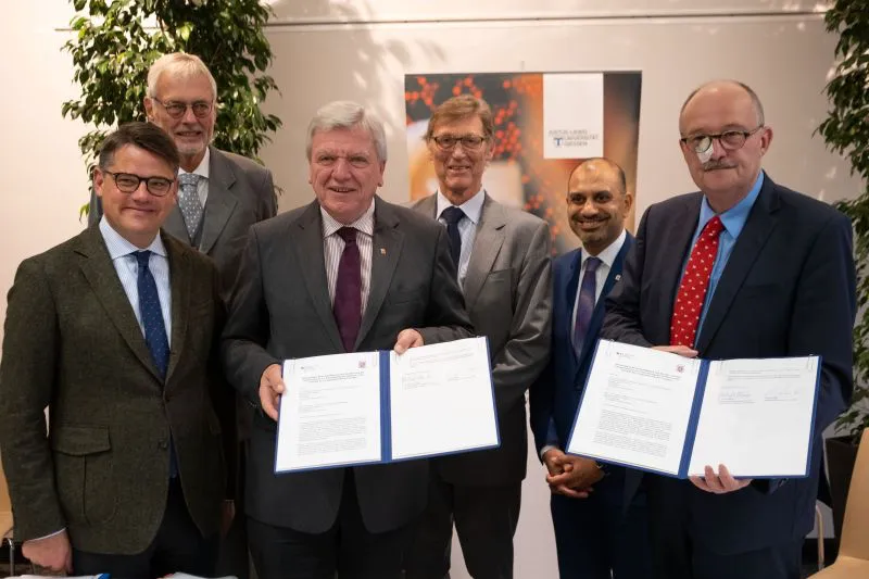  Mit der Unterzeichnung einer Absichtserklärung an der JLU haben Volker Bouffier (3.v.l.) und Dr. Michael Meister (r.) die Gründung eines Bund-Land-Instituts für Lungengesundheit besiegelt. Anwesend waren unter anderem Boris Rhein (l.), Prof. Dr. Joybrato Mukherjee (2.v.r.), Prof. Dr. Werner Seeger (3.v.r.) und Prof. Dr. Wolfgang Weidner (2.v.l.). (Foto: Rolf K. Wegst)