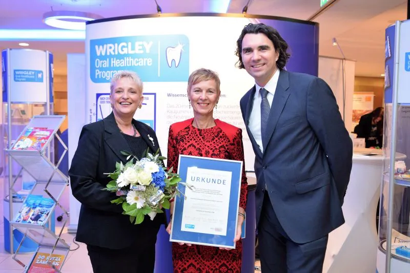 Ute Diehl und Marie-Luise Lenz-Graf nahmen den Preis von Prof. Dr. Hendrik Meyer-Lückel entgegen.(Foto:Wrigley)