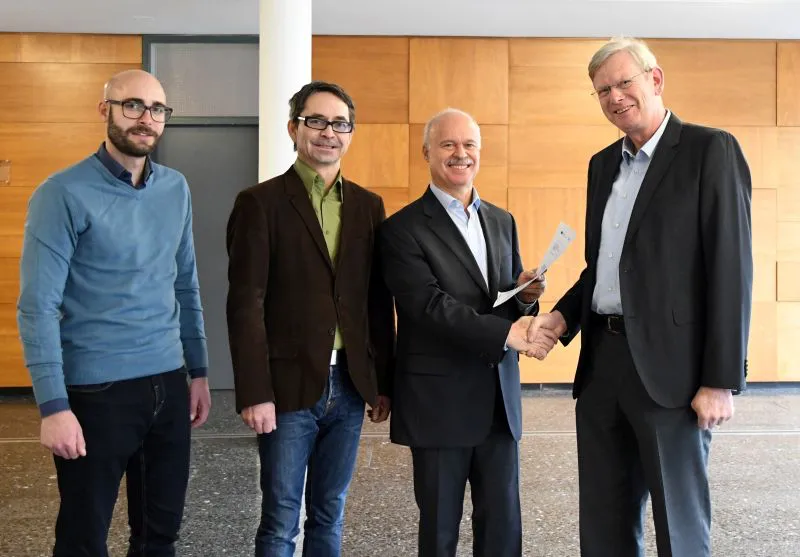 Der Kanzler der Philipps-Universität, Dr. Friedhelm Nonne (rechts), überreicht den Förderbescheid an Julian Winter, wissenschaftlicher Mitarbeiter am MAFEX, Prof. Dr. Michael Stephan und Prof. Dr. Paul Alpar (von links). Foto: Christina Mühlenkamp