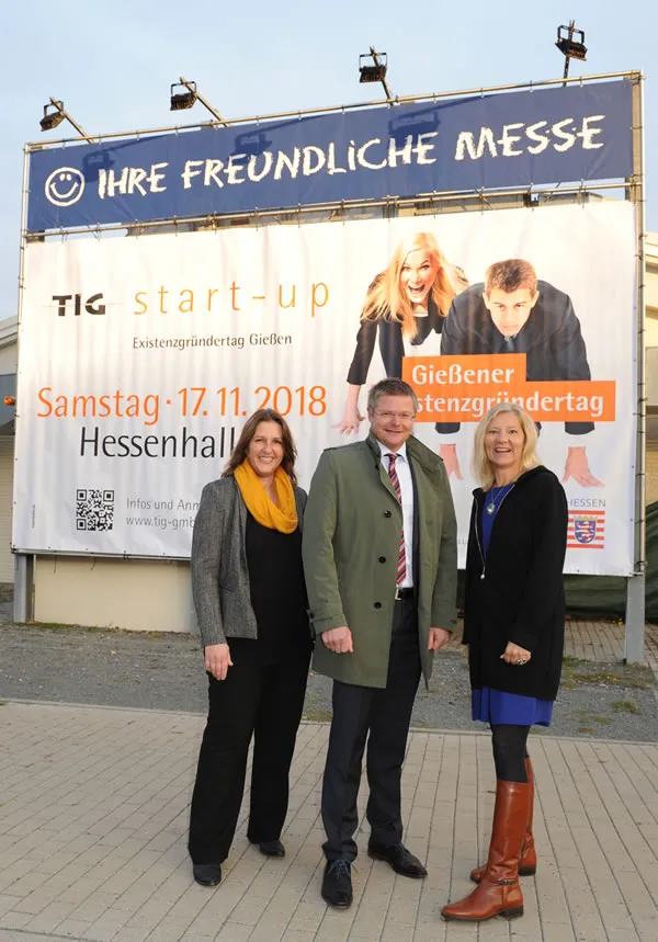 Antje Bienert mit Gießens Bürgermeister Peter Neidel und der Gießener Landrätin Anita Schneider (v.r.)