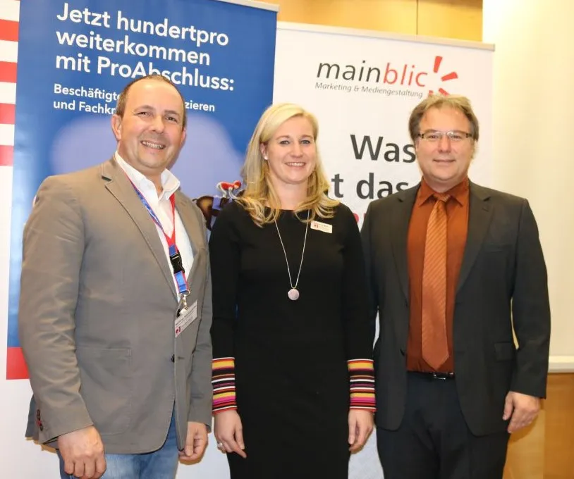 Sie hatten jede Menge Informationen für die Gäste dabei: Matthias Steckenreuter und Katharina Barth von Vogelsberg Consult (links und Mitte) sowie der Redner Erik Dachselt.