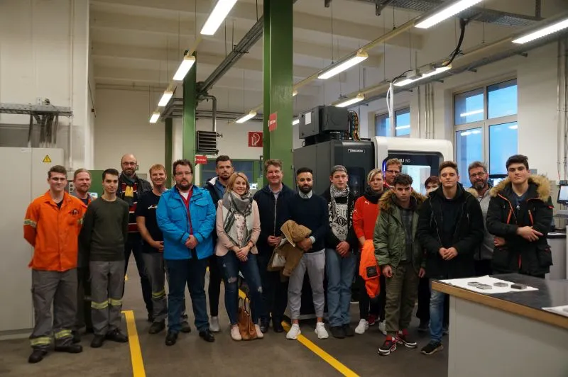 Die teilnehmenden Lehrkräfte mit Ihren Schülerinnen und Schülern.