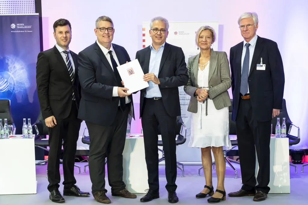 Gruppenbild beim 9. Hessischen Breitbandgipfel 2018: Breitbandberater Dennis Pucher, Jens Ihle (Regionalmanagement Mittelhessen), Wirtschaftsminister Tarek Al-Wazir, Landrätin Anita Schneider (Kreis Gießen), Breitbandberater Klaus Bernhardt“ (von links nach rechts, Foto: Jana Kay, HA Hessen-Agentur) 