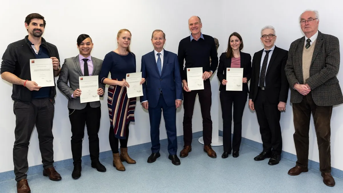 Feierliche Übergabe der Förderurkunden an die begünstigten Wissenschaftler am medizinischen Fachbereich der Philipps-Universität Marburg. Von links nach rechts: Nachwuchswissenschaftler Dr. Bastian Dörsam, Maik Luu und Carina Oehrn, Stiftungspräsident Friedrich Bohl, Projektleiter Prof. Dr. Ulrich Steinhoff, Nachwuchswissenschaftlerin Alexandra Kupke, Medizindekan Prof. Dr. Helmut Schäfer sowie Stiftungsvizepräsident Prof. Dr. Hans-Dieter Klenk. (Foto: Christian Stein)