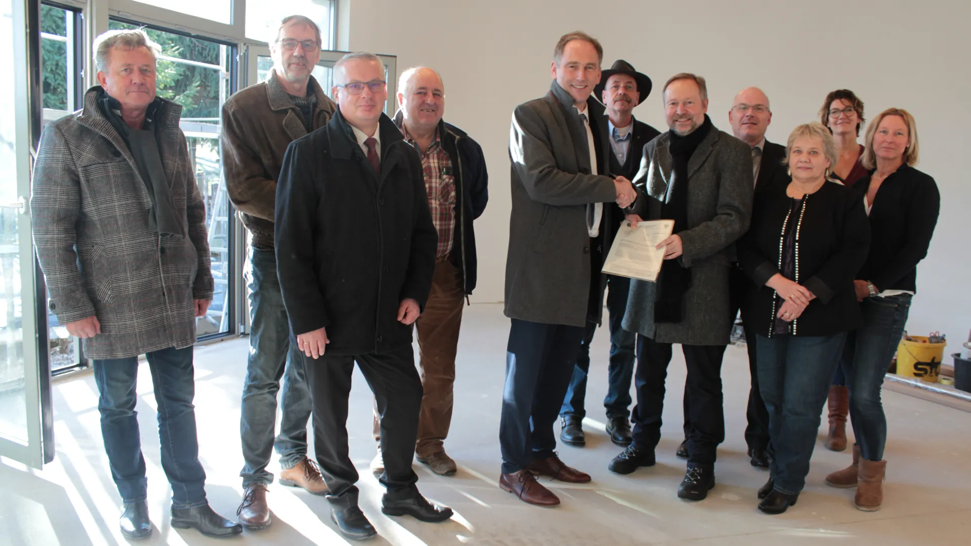 Landrat Michael Köberle (Fünfter von links) übergab Löhnbergs Bürgermeister Dr. Frank Schmidt (Siebter von links) den Bewilligungsbescheid.