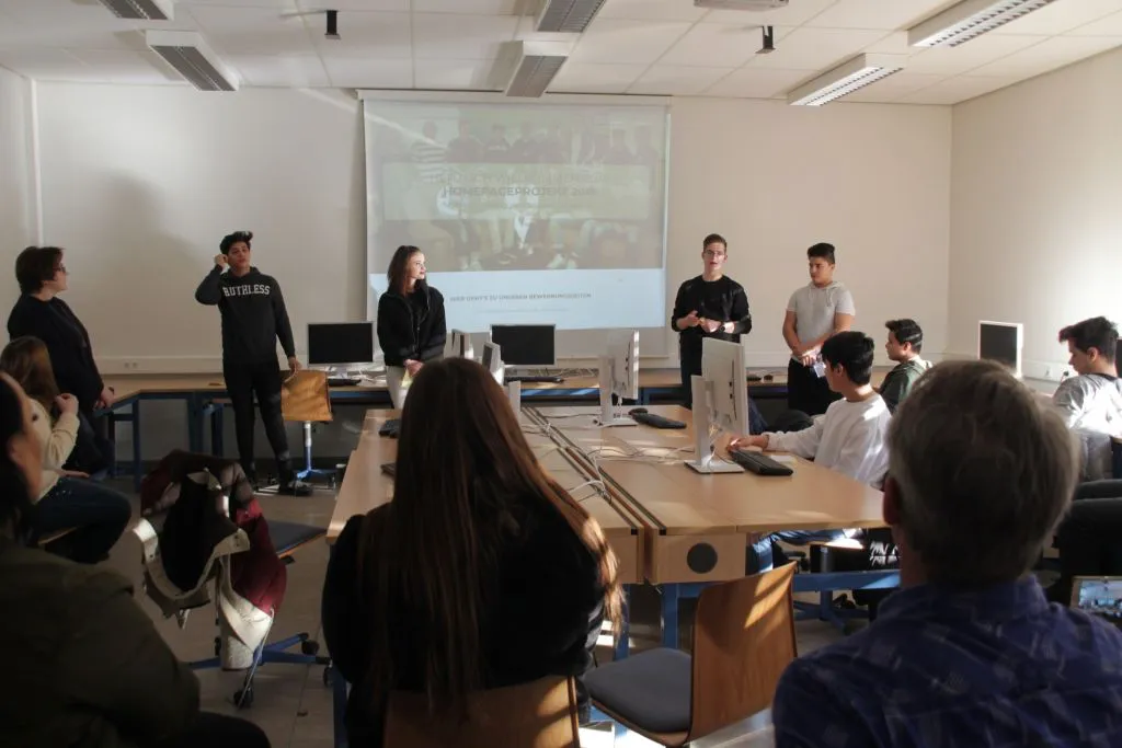 Stolz präsentierten die Schüler*innen ihre ganz persönlichen Bewerbungsauftritte. (Foto: Heiko Krause i. A. der Stadt Marburg)