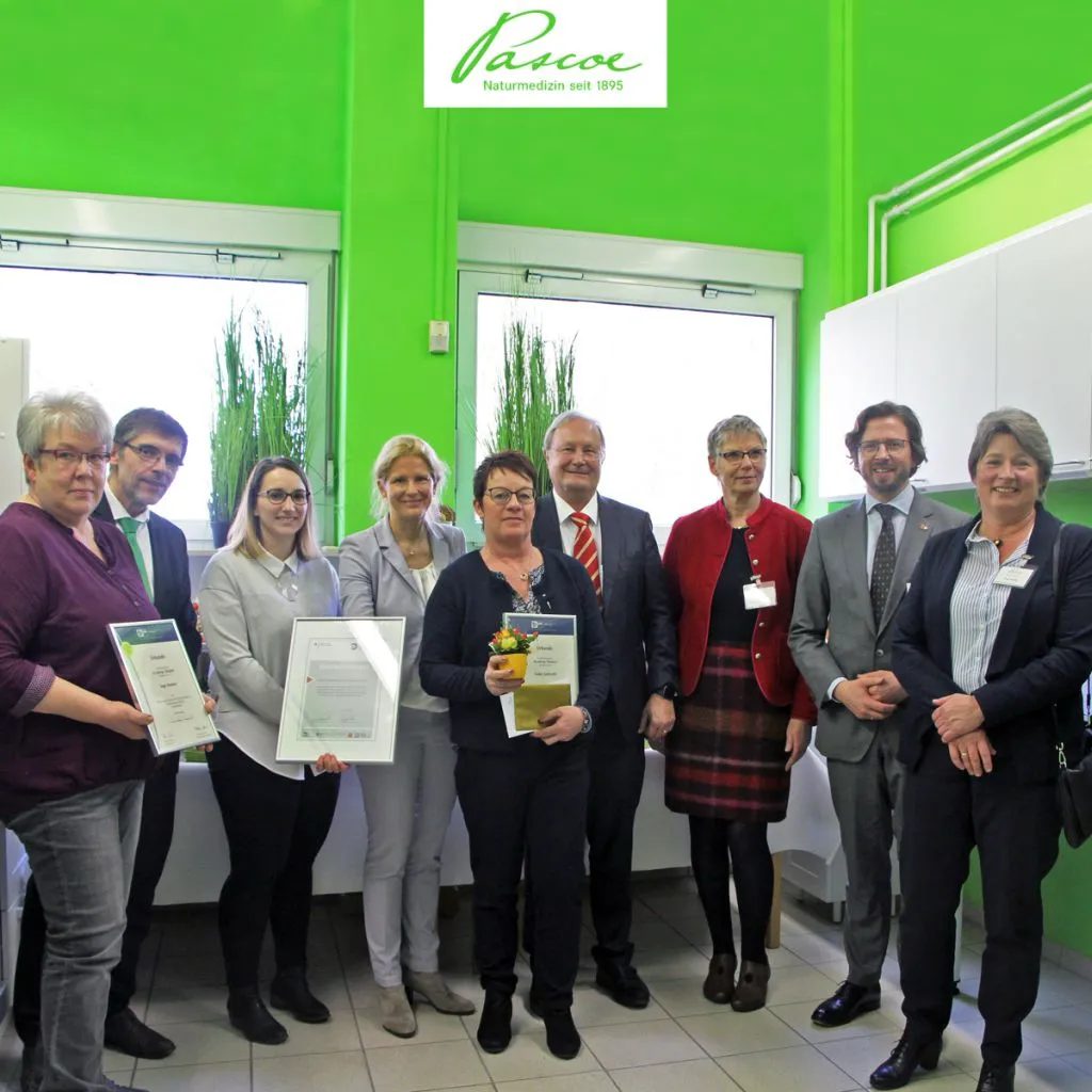 (v.l.n.r.): Inge Henkel (Jubilarin), Dr. Rudolph Unger, Sarah Mühlberger, Annette Pascoe (Geschäftsführerin), Anke Schlecht (Jubilarin), Jürgen Pascoe (Geschäftsführer), Sabine Wilcken-Görich (Leitung Wirtschaftsförderung Gießen), Clemens Volkwein (Vertreter der Hessen Chemie), Elisabeth Wissler (Prozessbegleiterin „Zukunftsfähige Unternehmenskultur“ der Initiative Neue Qualität der Arbeit )