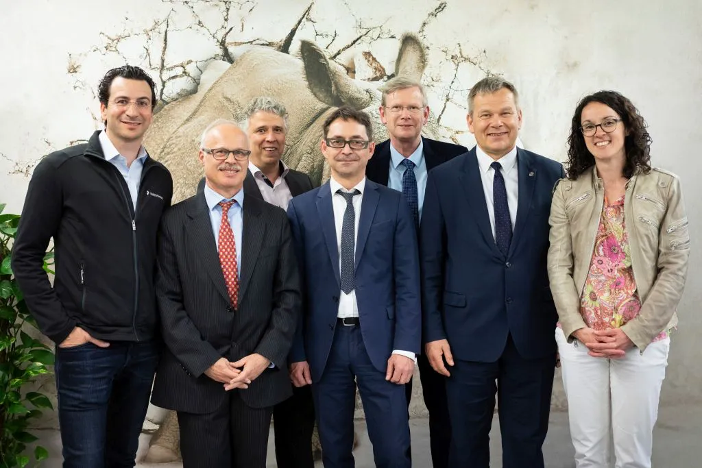 Ram Shoham, Prof. Dr. Paul Alpar, Oskar Edelmann, Prof. Dr. Michael Stephan, Dr. Friedhelm Nonne, Dr. Thomas Spies und Angela Dorn (v. l.) bei der Eröffnung des MAFEX Start-up-Lab. (Foto: Henrik Isenberg)