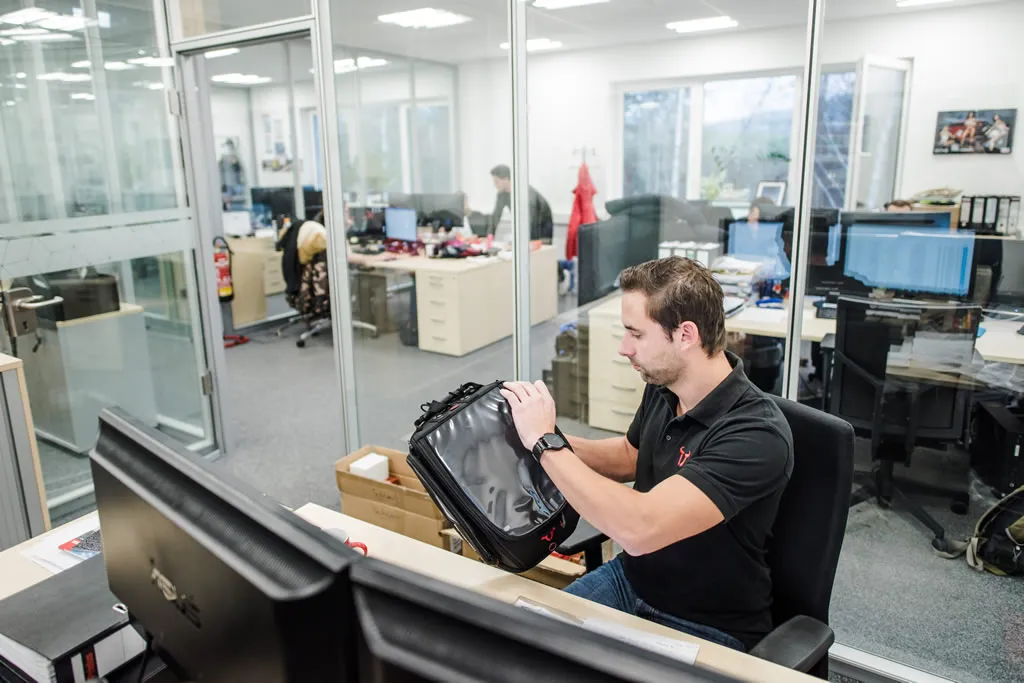 Pascla Blaschke an seinem Arbeitsplatz