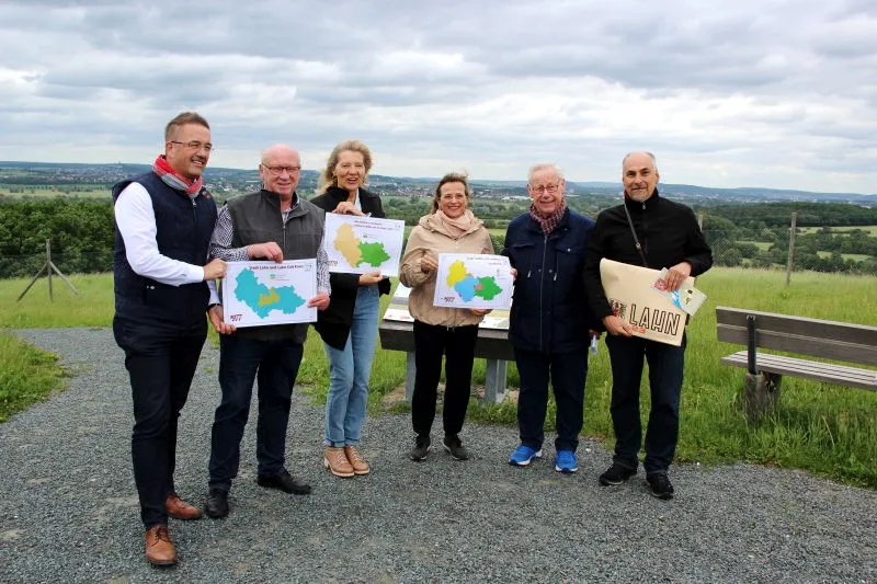 Gemeinsame Rück- und Ausblicke mit Landkarten und zeitgenössischem Material beim „Gipfeltreffen“ an der Grenze zwischen den Landkreisen Gießen und Lahn-Dill: (v. l.) Oberbürgermeister Manfred Wagner, Landrat Wolfgang Schuster, Landrätin Anita Schneider, Oberbürgermeisterin Dietlind Grabe-Bolz und die beiden Ortsvorsteher Ulrich Loh und Thomas Euler.(Foto: Lahn-Dill-Kreis)