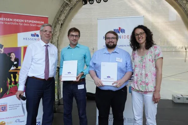 Das Team DIGETECH – Digitale Gesundheitstechnik erhält ein Hessen Ideen Stipendium. Die Urkunde überreichten Prof. Dr. René Matzdorf (Vizepräsident Universität Kassel, links) und Staatsministerin Angela Dorn (rechts) an Tobias Buchwald (2. von links) und Frederik Grösche. (Foto: Achim Katzberg)