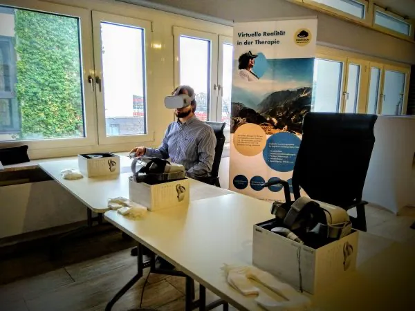 Ein interessierter Teilnehmer des Social Talk 2018 an der Evangelischen Hochschule Darmstadt probiert eine VR Demo des Social Startup DIGETECH aus. Neben dem Erleben entfernter Orte rücken dabei auch Bildungs- und Therapieanwendungen immer mehr in den Fokus von DIGETECH. (Foto: Tobias Buchwald)