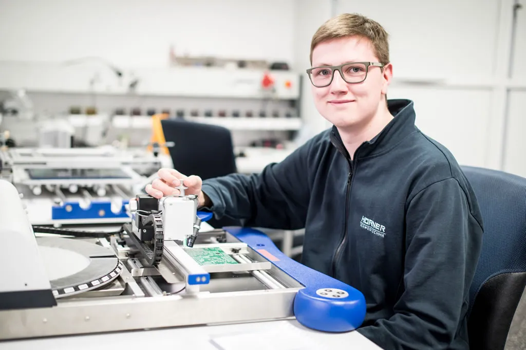 Justin Theiß: Als frisch ausgebildeter Elektroniker nicht nur für Maschinen, sondern auch für den HÜRNER-Honig zuständig.