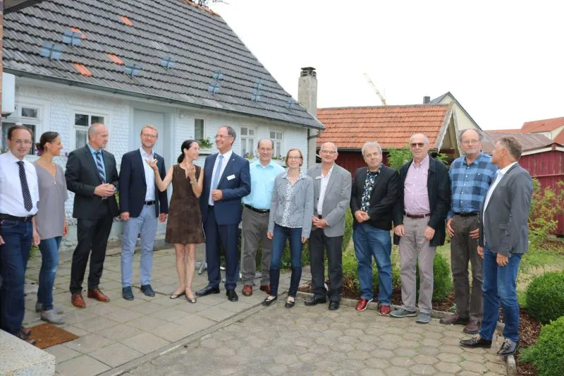Jede Menge Gäste begrüßte Katja Gischel (hier im Gespräch mit Dr. Ullrich) in ihrem Grebenhainer Eventhaus. (Foto: Traudi Schlitt)