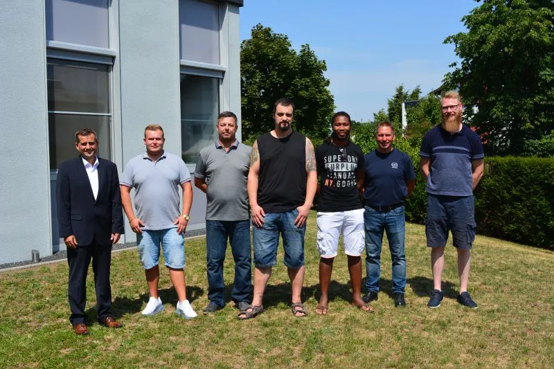 Personalleiter Steffen Friedrich (links) mit vier der frisch gebackenen Industriemechaniker, Dennis Ernst, Darius Lapok, René Pönitz und Newman Ncube, sowie Ausbildungsleiter Jens Crombach und Johannes Fahrig, Betriebsrat. Nicht abgebildet: Dominik Gruber, Kevin Poggel und Sergej Solo (Foto: Schunk Group)
