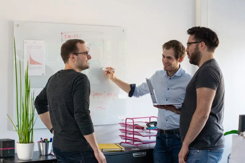 In kleinen Teams besprechen die Geschäftsführer Toni Barthel(2 v.l.) und Maurice Wallbott(1 v.l.) den aktuellen Stand des Projekts.