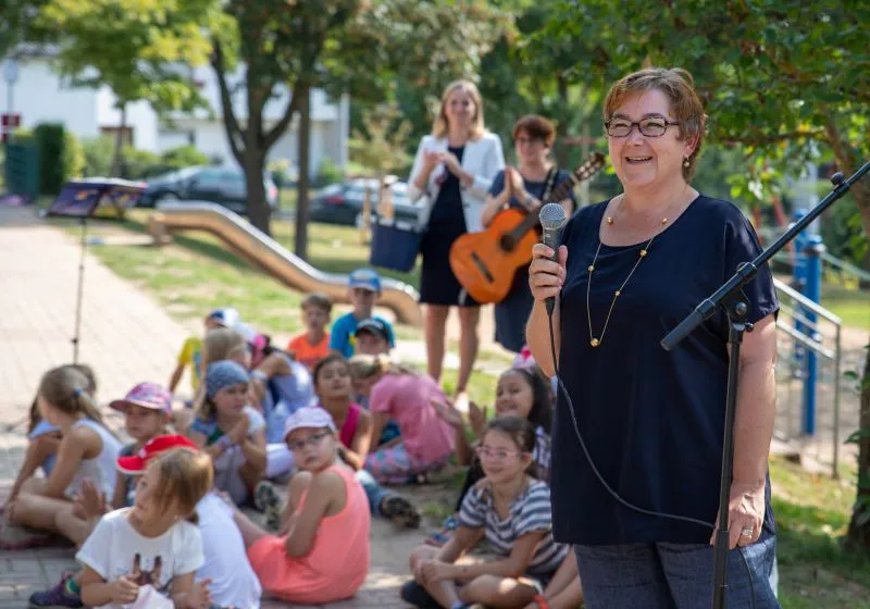 Stadträtin und Bildungsdezernentin Kirsten Dinnebier wünscht sich, dass die Kinder viel Spaß haben und den neuen Anbau der Tausendfüßler-Schule in Bauerbach mit Leben füllen.