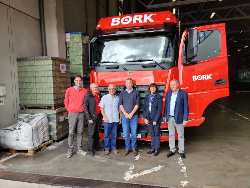 Unternehmensbesuch bei der Spedition Bork. Von links nach rechts: Gregor Werum (Kaufmännische Leitung), Rüdiger Konrad (Fahrer), Kurt Metz (Fuhrparkleitung), Steffen Bork (Geschäftsleitung), Dr. Bettina Wolf (Geschäftsführerin Operativ Regionaldirektion Hessen), Wolfgang Bork (Geschäftsführer).