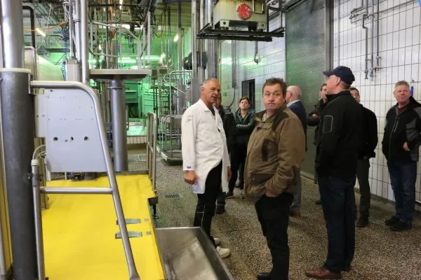 Betriebsleiter Martin Hornung (li.) führt die Mitglieder des Arbeitskreises „Ökomodellregion Vogelsberg“ durch den Erzeugerschlachthof Kurhessen in Fulda. (Foto: Gaby Richter)