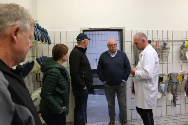 Die Führung von Betriebsleiter Martin Hornung beginnt in der Umkleide. (Foto:Gaby Richter)