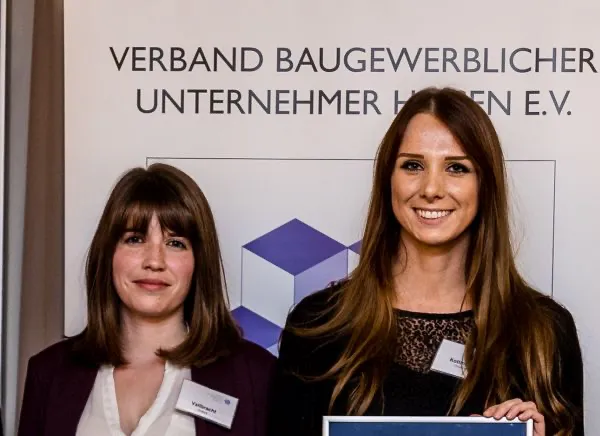 Andrea Vallbracht (links) und Kristina Kottmann gewannen erste Preise in der Kategorie Wirtschaft. (Quelle: THM)