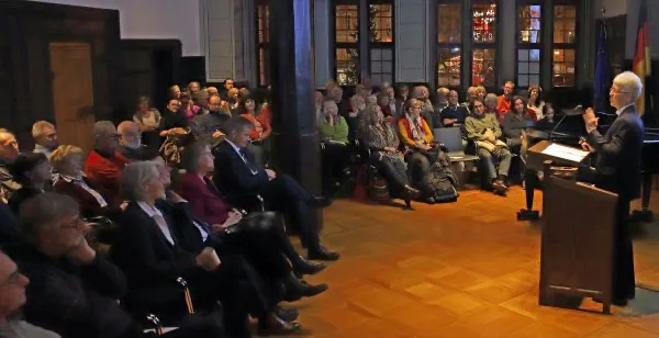 Der Historische Rathaussaal war zu der Buchvorstellung vollbesetzt. (Quelle: Universitätsstadt Marburg) 