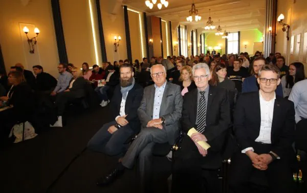 Prof. Dr. Harald Danne (2. v. r.) und Norbert Müller (3. v. r.) begrüßten die insgesamt 300 Schüler in zwei Gruppen im Ernst-Leitz-Saal auf der Spilburg. (Quelle: THM)