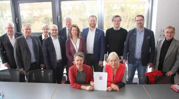 Die Hessische Digitalministerin Prof. Dr. Kristina Sinemus überreichte jeweils einen Letter of Intent (LOI) mit einem zugesagten Fördervolumen von insgesamt bis zu rund 17,8 Millionen Euro an die Landräte Kirsten Fründt (Landkreis Marburg-Biedenkopf), Wolfgang Schuster (Lahn-Dill-Kreis) und Jan Weckler (Wetteraukreis). (Quelle: HMinD)