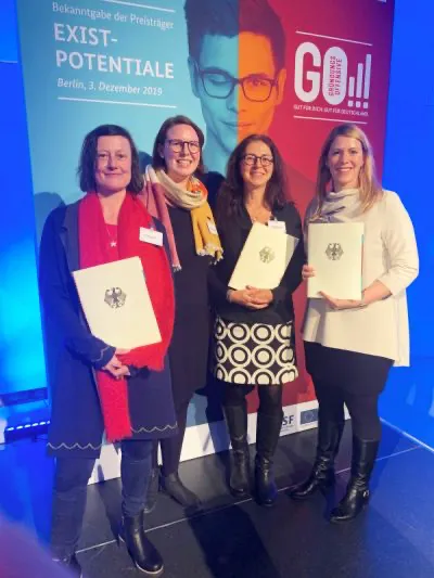 Vertreterinnen der drei Hochschulen nahmen die Förderungsurkunden stellvertretend für alle Beteiligten in Berlin entgegen (von links): Dr. Petra Overath (UMR), Franziska Deutscher (JLU), Dr. Christina Zinecker (THM) und Prof. Monika Schuhmacher (JLU). (Quelle: privat)