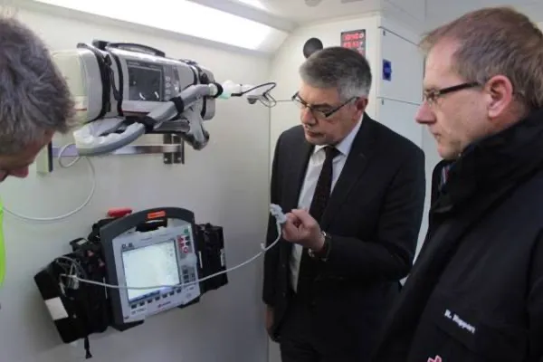 Im Beisein von Rainer Ruppert, Betriebsleiter des DRK Rettungsdienstes Mittelhessen, probiert Landrat Manfred Görig das telemedizinische Gerät gleich einmal aus. (Quelle: Sabine Galle-Schäfer/Vogelsbergkreis)