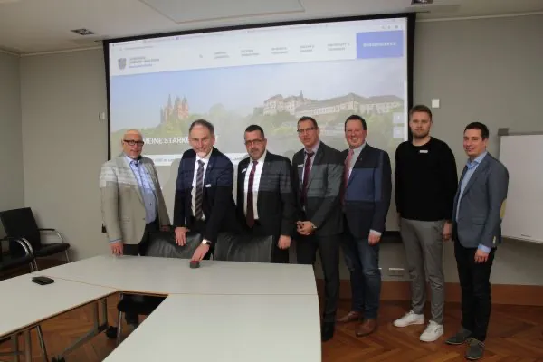 Der Büroleitende Beamte Michael Lohr, Landrat Michael Köberle, der Leiter des Referates Büro Landrat, Thorsten Roth, Pressesprecher Jan Kieserg, Fachdienstleiter Markus Drossel, Mario Schneider aus dem Amt für Finanzen und Organisation sowie Jens Kremer von der Firma webfacemedia (von links) freuten sich über die neue Webseite des Landkreises Limburg-Weilburg. (Quelle: Landkreis Limburg-Weilburg)