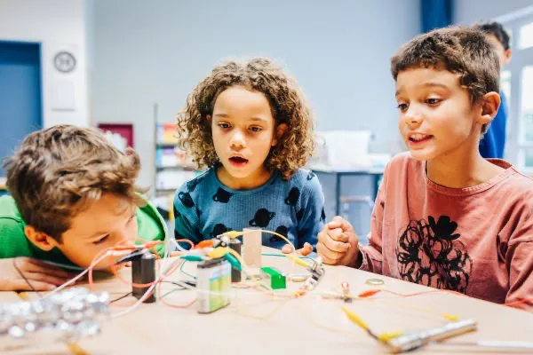 In einer neuen kostenfreien Fortbildung der Stiftung „Haus der kleinen Forscher“ in Kooperation mit dem Mathematikum können Grundschulkräfte selbst zu Energie forschen und anschließend gemeinsam mit ihren Schülerinnen und Schülern durch entdeckend-forschendes Lernen das Themenfeld im Unterricht bearbeiten. (Quelle: Christoph Wehrer/Haus der kleinen Forscher)