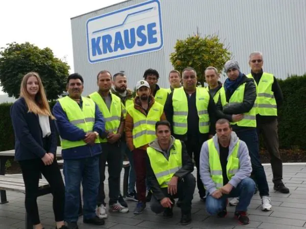 Die Teilnehmer der Qualifizierungsmaßnahme im Berufsfeld Lager und Logistik mit Annamaria Radtke (KRAUSE-Werk GmbH & Co. KG) und Reinhold Zulauf (Bildungswerk der Hessischen Wirtschaft e.V.). (Quelle: Janusz/Fa. Krause)