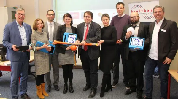 „So ein Projekt funktioniert nur, wenn man es gemeinschaftlich angeht“ machte Landrätin Kirsten Fründt (6.v.l) deutlich. Stadtallendorfer Bürgermeister Christian Somogyi, Amanda Chisnell (Schulleiterin Georg-Büchner-Schule), Fuat Dalar (Telekom), Kristin Drenkelfuß (Lehrerin Georg-Büchner-Schule), Erster Kreisbeigeordneter Marian Zachow, Tim Bernhardt (Breitband GmbH) Jörg Hoos (Administrator Georg-Büchner-Schule) sowie Björn Wagner (pädagogische Leitung Georg-Büchner-Schule) freuen sich ebenfalls über den schnelleren Anschluss an die Datenautobahn, von der auch die Georg-Büchner-Schule in Stadtallendorf profitiert (von links). (Quelle: Landkreis Marburg-Biedenkopf)   