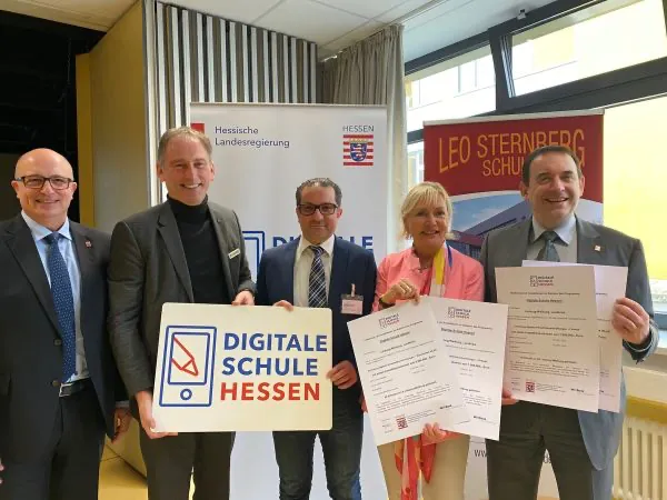 V.l.n.r. Amtsleiter Staatliches Schulamt für den Landkreis Limburg-Weilburg Michael Scholz, Landrat des Landkreises Limburg-Weilburg Michael Georg Köberle, Schulleiter der Leo-Sternberg-Schule Atillio Forte, Hessische Ministerin für Digitale Strategie und Entwicklung Prof. Dr. Kristina Sinemus, Hessischer Kultusminister Prof. Dr. R. Alexander Lorz (Quelle: HKM)