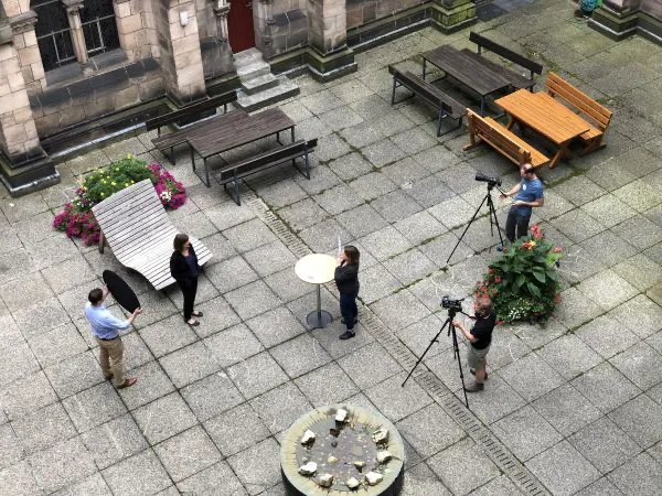 Die Religionswissenschaftlerin Prof. Dr. Bärbel Beinhauer-Köhler bei den Dreharbeiten eines „PhilippsClips“ im Innenhof der Alten Universität. In dem Clip erläutert sie, weshalb fremde Religionen besonders gut für populistische Zwecke vereinnahmt werden können. (Quelle: Tatjana Rerich)