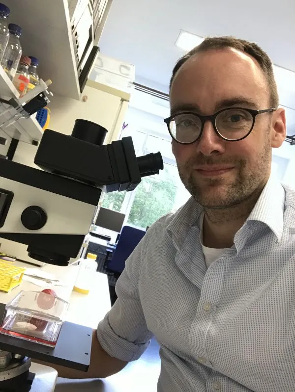 Dr. Christian Keller erhält den Memento Forschungspreis 2020 für vernachlässigte Krankheiten. (Quelle: Christian Keller)