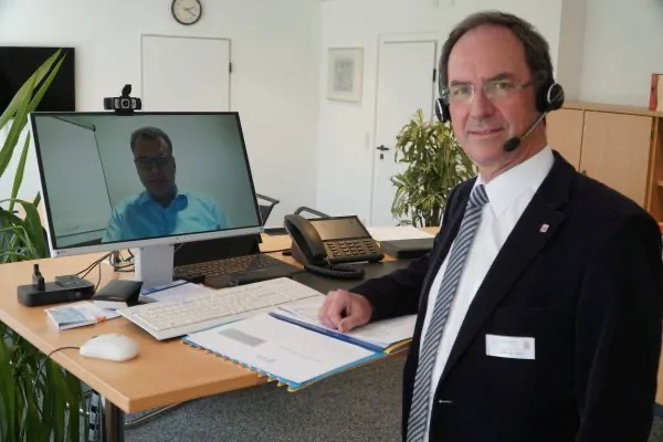 Dr. Klaus Schepers im Gespräch mit Regierungspräsident Dr. Christoph Ullrich (r.). (Quelle: RP Gießen)