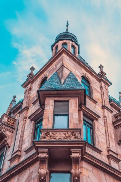 Die Handwerkskammer Wiesbaden lobt erstmals den „Klaus-Repp-Preis für Denkmalpflege im Handwerk“ aus. (Quelle: Unsplash/ Folco Masi)