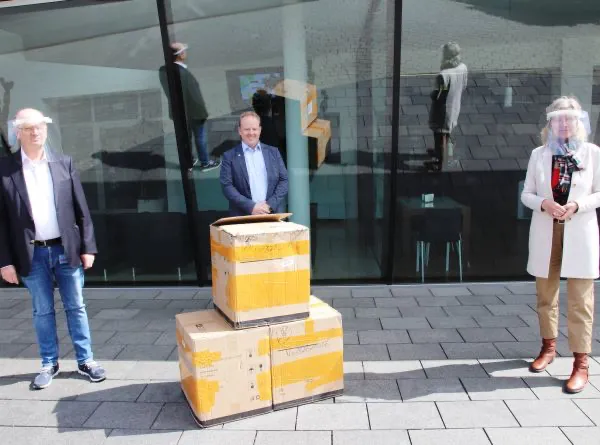 Die Geschäftsführer Rainer Kirchhübel (links) sowie Christian Kirchhübel (rechts) spenden Schutzmasken und Landrätin Anita Schneider informiert sich über Face Shields. (Quelle: Landkreis Gießen)