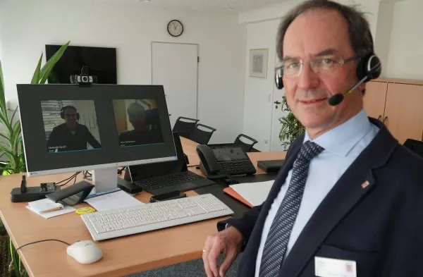 Regierungspräsident Dr. Christoph Ullrich im Gespräch mit Intelligent Data Analytics aus Marburg. (Quelle: RP Gießen)